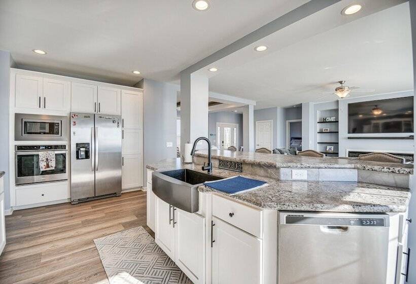 Private Beach & Deck: Bayfront Home In Hayes!