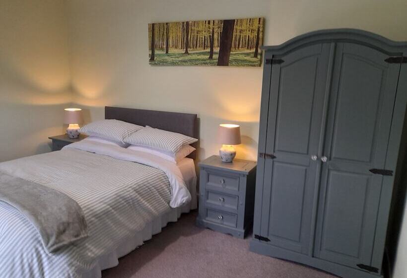 Резиденция Farmhouse Near Newtownstewart 3 Bedrooms