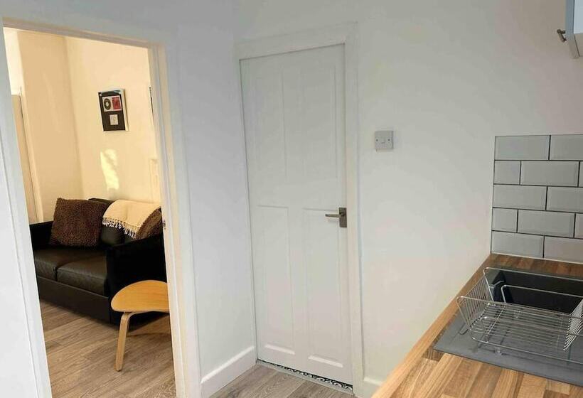 レジデンス Cool 2 Bed House Hornchurch, Arcade Games, Parking