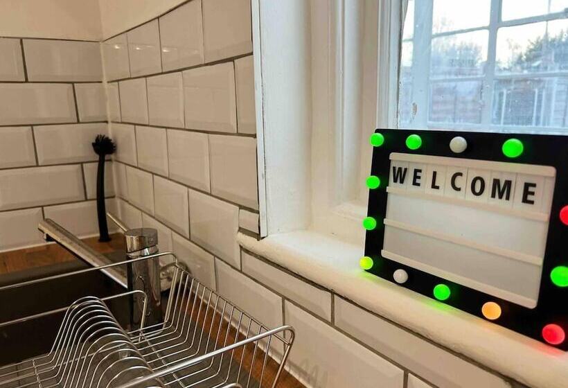 レジデンス Cool 2 Bed House Hornchurch, Arcade Games, Parking