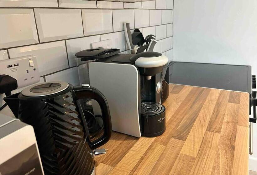レジデンス Cool 2 Bed House Hornchurch, Arcade Games, Parking