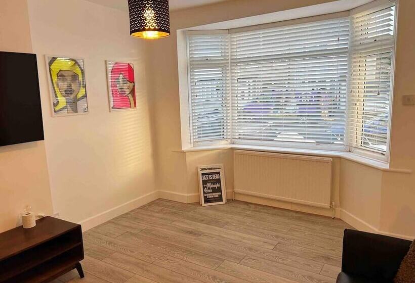 レジデンス Cool 2 Bed House Hornchurch, Arcade Games, Parking