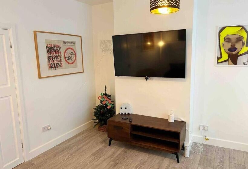 レジデンス Cool 2 Bed House Hornchurch, Arcade Games, Parking