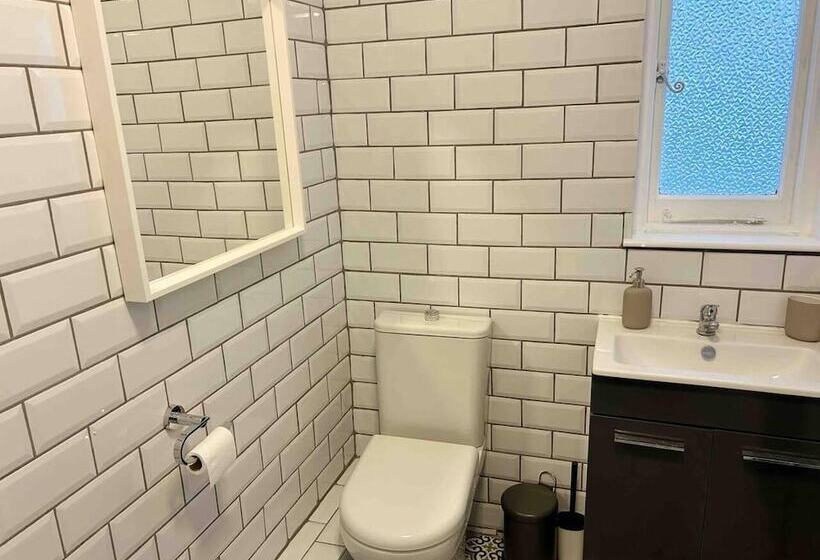 レジデンス Cool 2 Bed House Hornchurch, Arcade Games, Parking