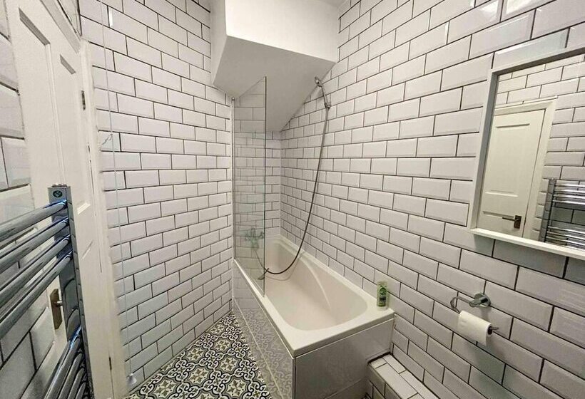 レジデンス Cool 2 Bed House Hornchurch, Arcade Games, Parking