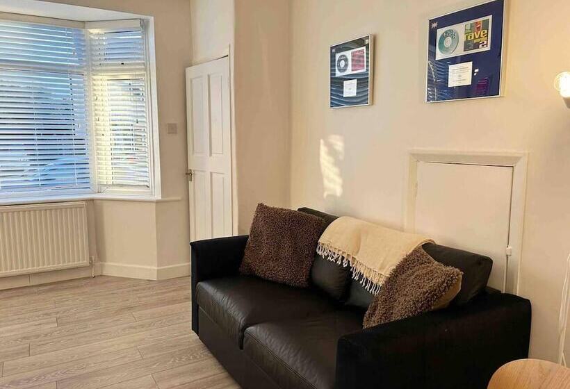 レジデンス Cool 2 Bed House Hornchurch, Arcade Games, Parking