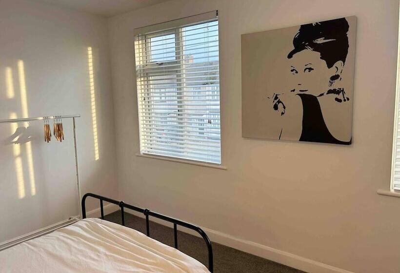 レジデンス Cool 2 Bed House Hornchurch, Arcade Games, Parking
