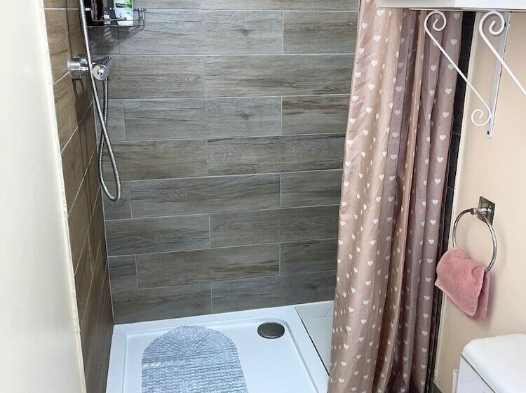 إقامة Impeccable Spacious 6 Bed House In Romford