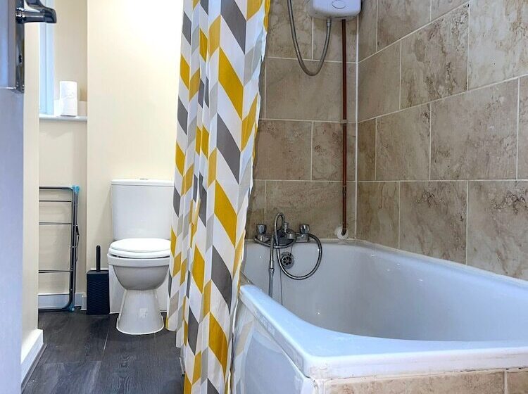 إقامة Impeccable Spacious 6 Bed House In Romford