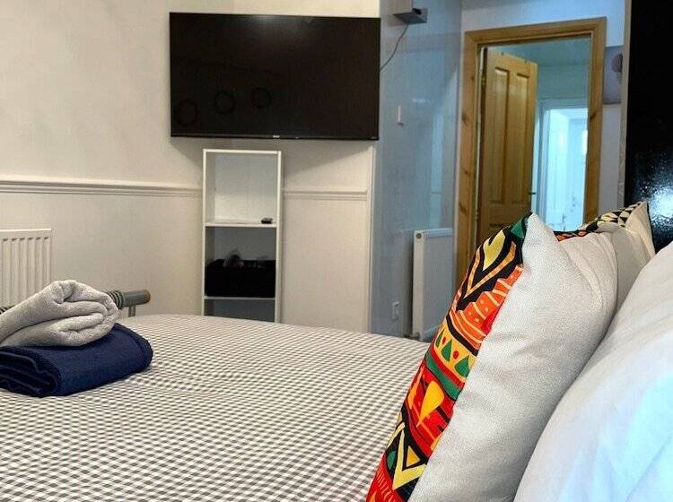 إقامة Impeccable Spacious 6 Bed House In Romford