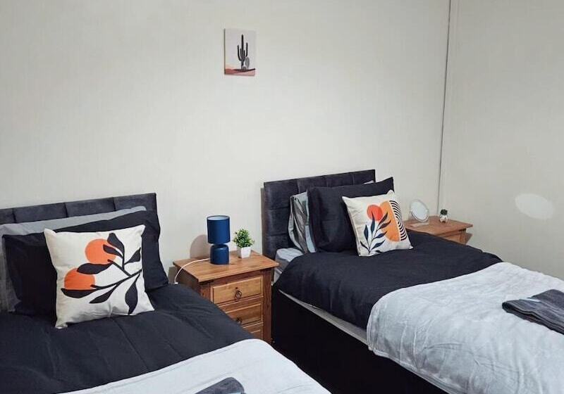 اقامتگاه Spacious,luxury, Near City Center, Free Parking