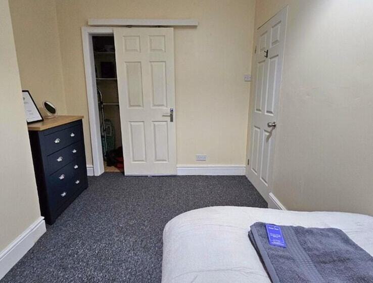 اقامتگاه Spacious,luxury, Near City Center, Free Parking