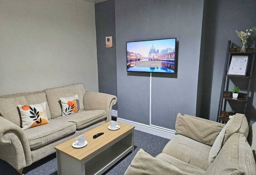 اقامتگاه Spacious,luxury, Near City Center, Free Parking