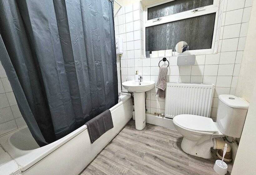 اقامتگاه Spacious,luxury, Near City Center, Free Parking