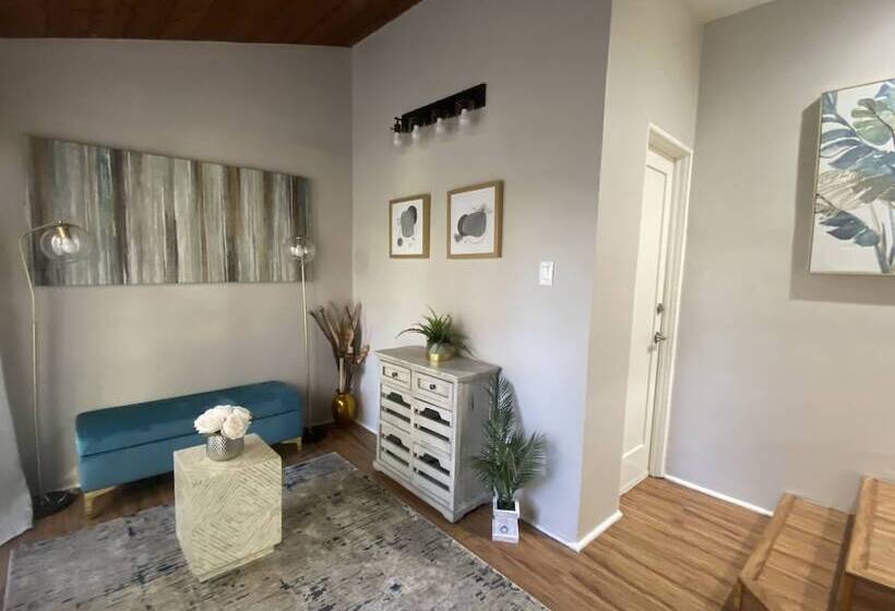 اقامتگاه Stunning Home With Large Yard In Los Angeles