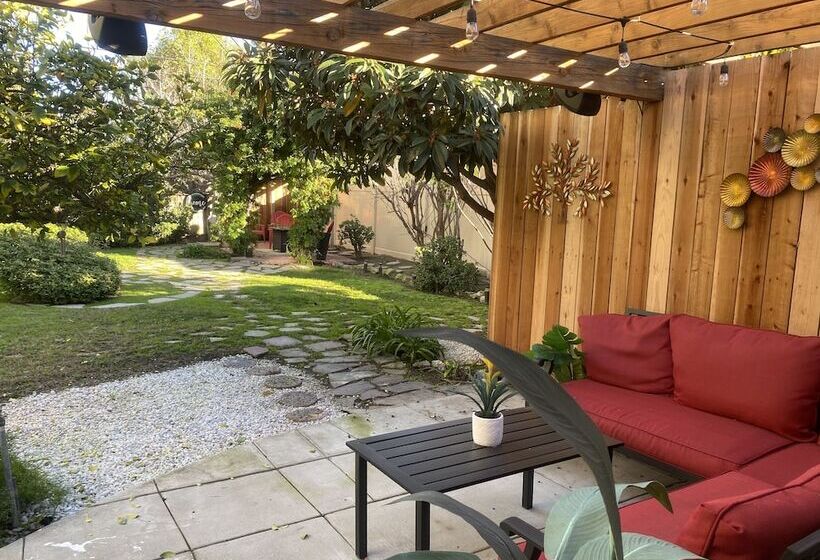 اقامتگاه Stunning Home With Large Yard In Los Angeles