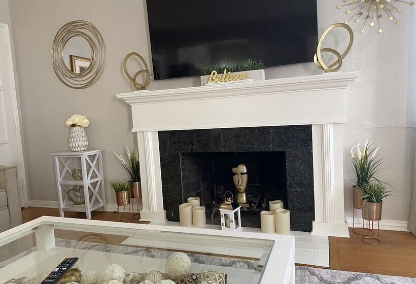 اقامتگاه Stunning Home With Large Yard In Los Angeles