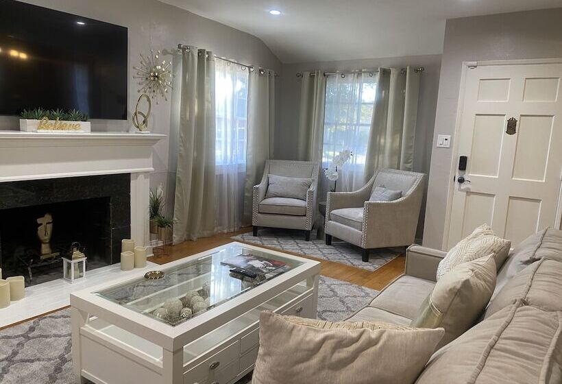 اقامتگاه Stunning Home With Large Yard In Los Angeles