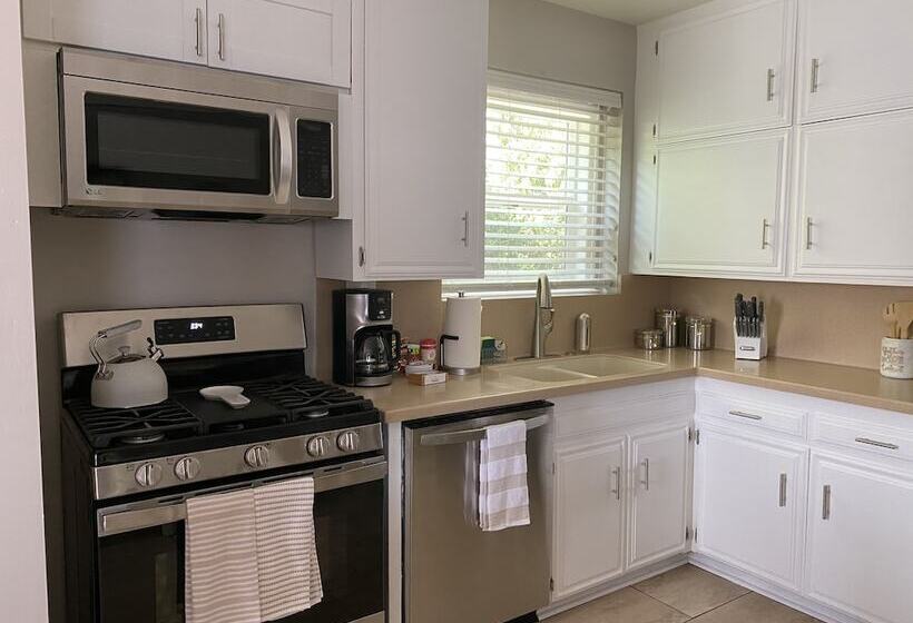 اقامتگاه Stunning Home With Large Yard In Los Angeles