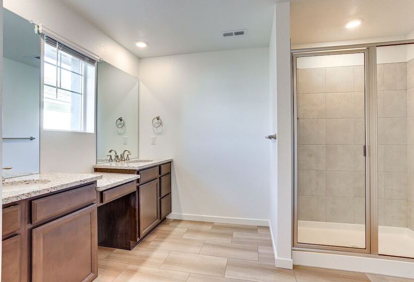16 Mi To Denver: Spacious Commerce City Home!