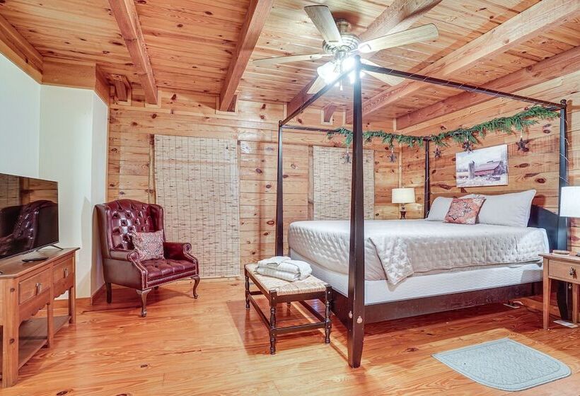 Spacious Log Cabin In Helen W/ Deck & Pool Access!