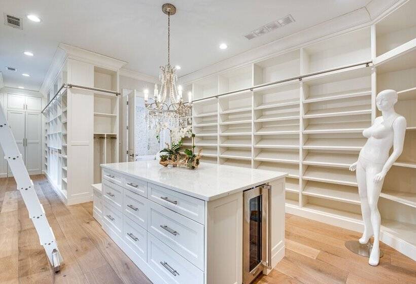 Sprawling Suwanee Home: Theater, Pool, Hot Tub!