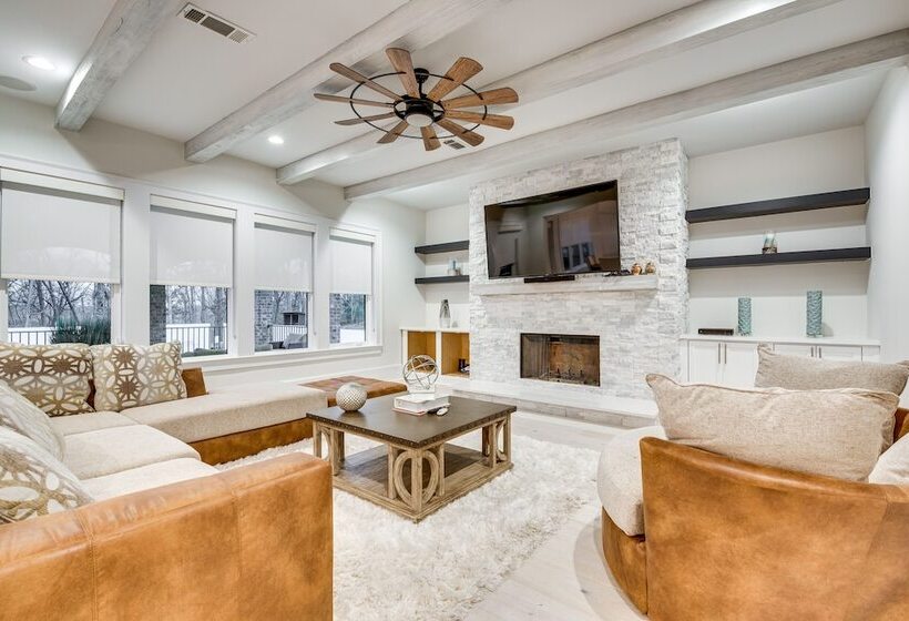 Sprawling Suwanee Home: Theater, Pool, Hot Tub!