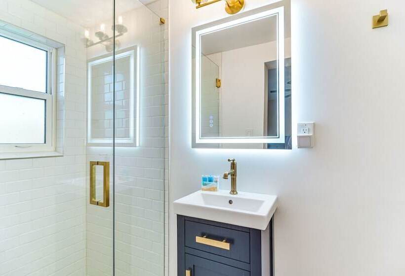 St Petersburg Paradise W/ Private Yard & Hot Tub!