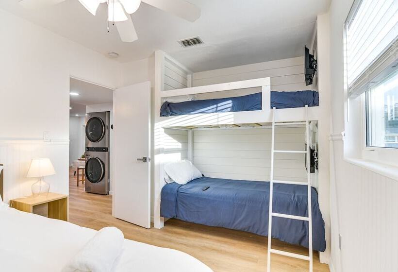 St Petersburg Paradise W/ Private Yard & Hot Tub!