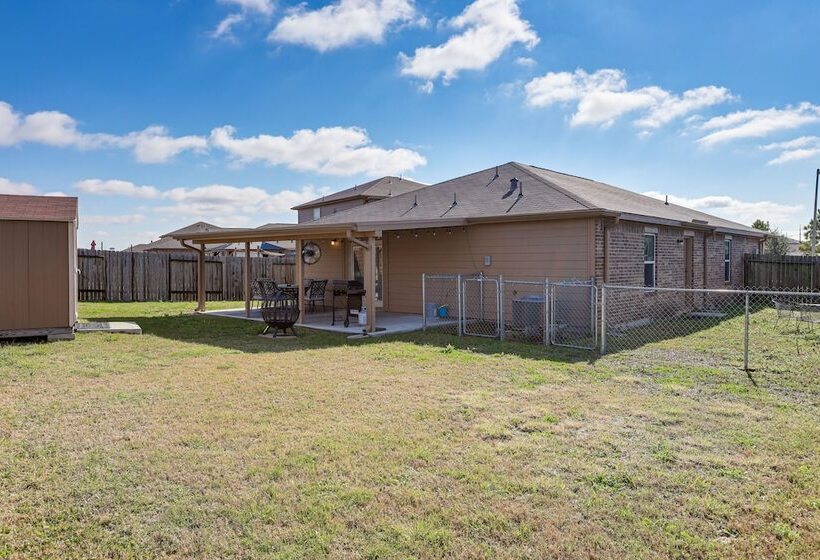 12 Mi To Beach: Texas Gulf Coast Home W/ Fire Pit