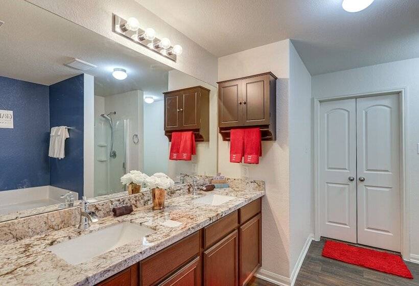 12 Mi To Beach: Texas Gulf Coast Home W/ Fire Pit
