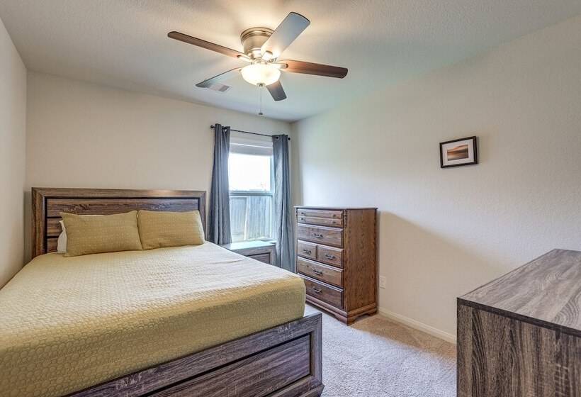 12 Mi To Beach: Texas Gulf Coast Home W/ Fire Pit
