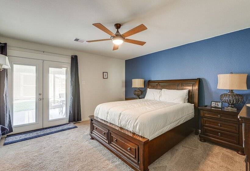 12 Mi To Beach: Texas Gulf Coast Home W/ Fire Pit