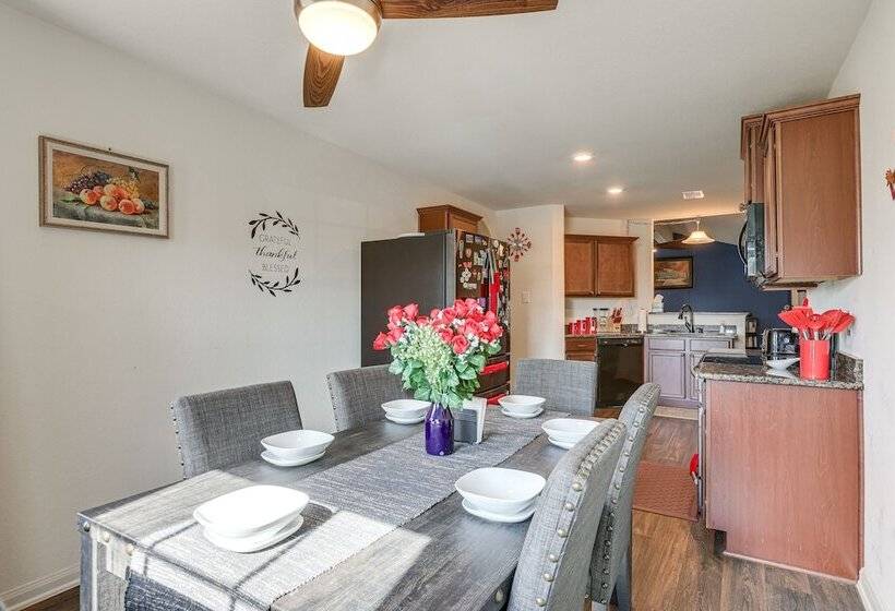 12 Mi To Beach: Texas Gulf Coast Home W/ Fire Pit