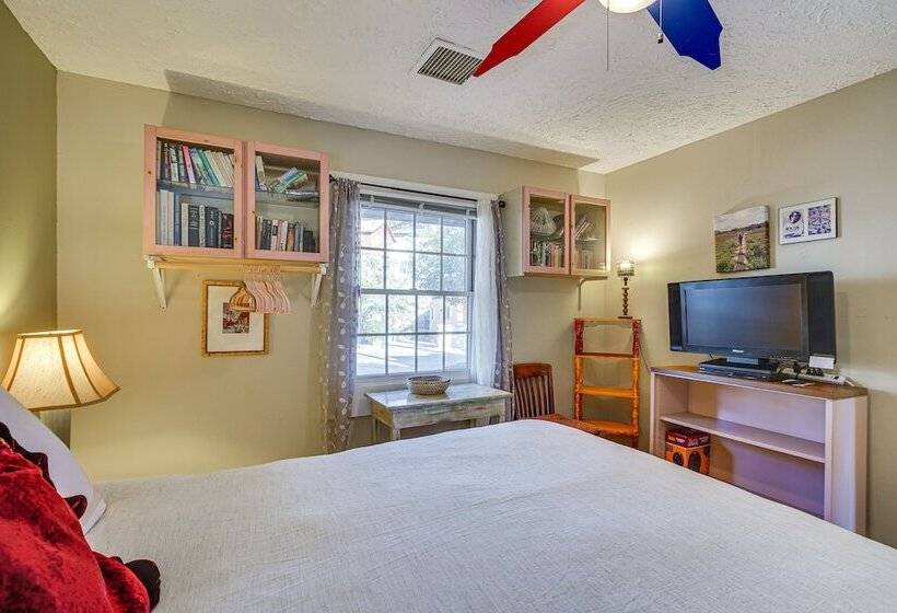 Central Bisbee Home, 1 Mi To Copper Queen Mine!