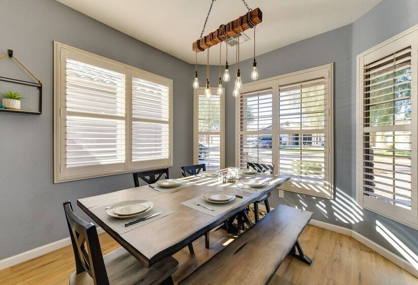 Charming Gilbert Home W/ Patio & Putting Green!