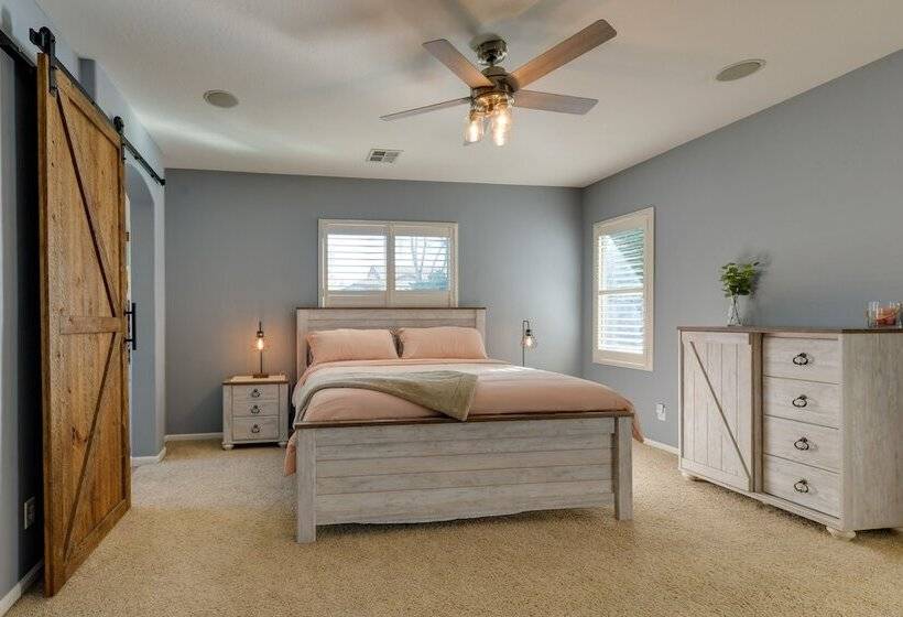 Charming Gilbert Home W/ Patio & Putting Green!