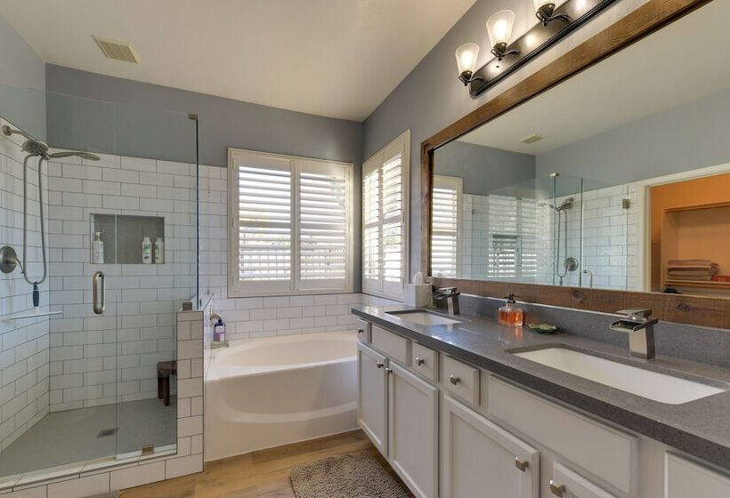 Charming Gilbert Home W/ Patio & Putting Green!