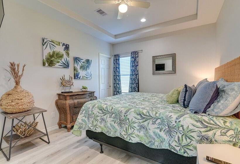 Crystal Beach Home W/ Covered Patio: Pets Welcome!