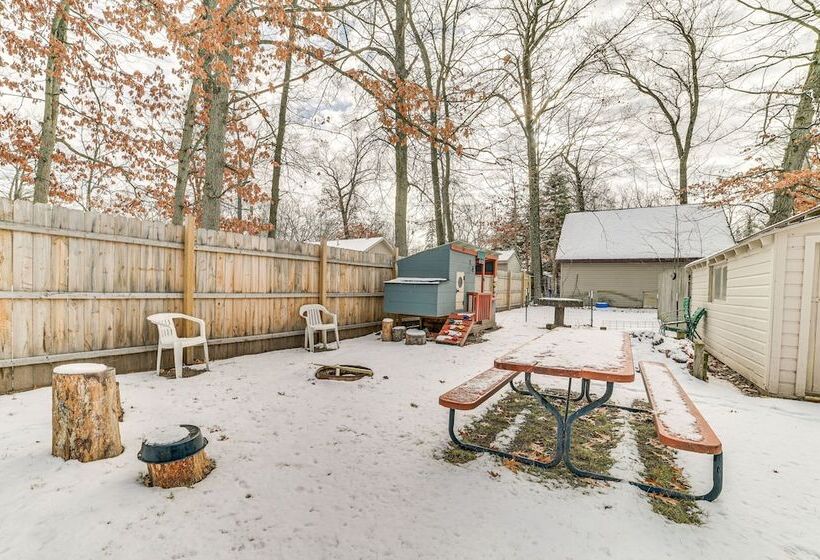 Family Friendly Cabin: Walk To Lake Access!