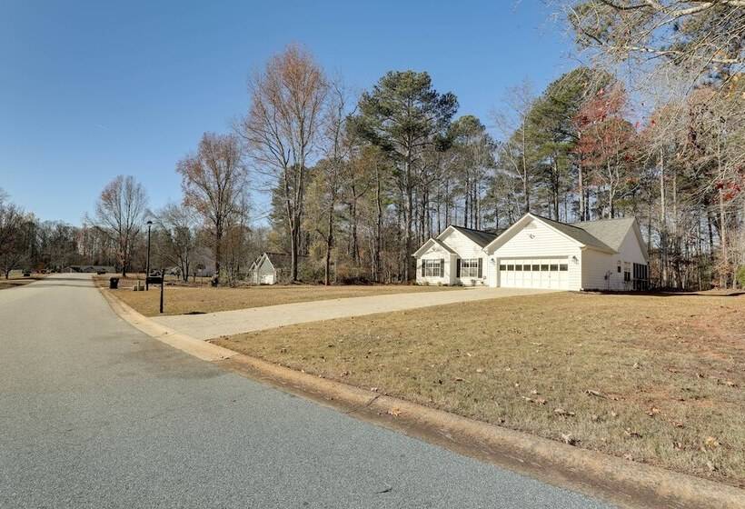 Family Friendly Dacula Home With Screened Porch!
