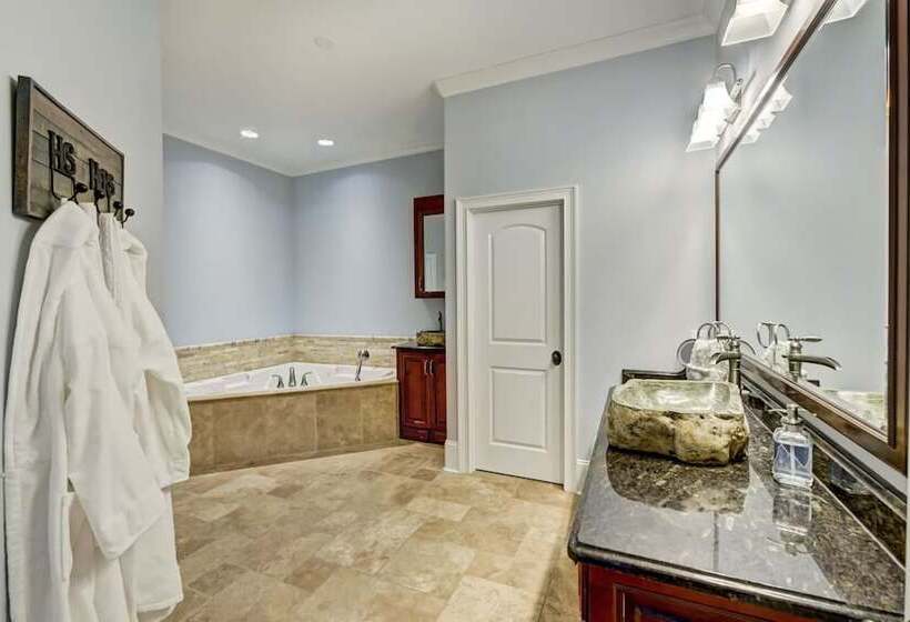 Flip Flop Therapy By Avantstay Theater + Games