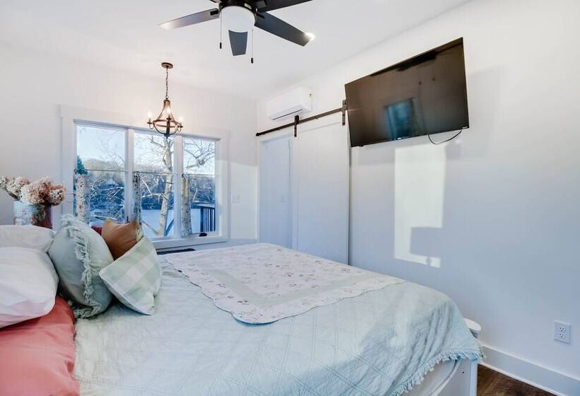 Goodview Lake House W/ Boat Dock, Kayaks & Views!