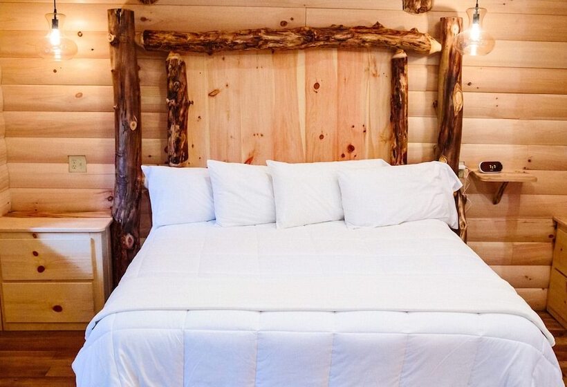 בית מלון כפרי Cricket Hill Treehouse Cabins