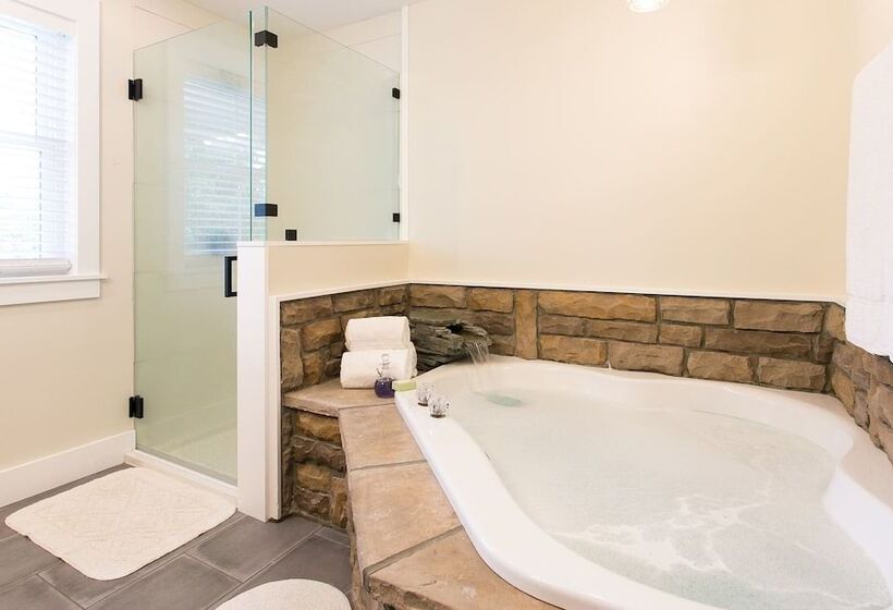 בית מלון כפרי Pine Cove Treehouses & Cabins