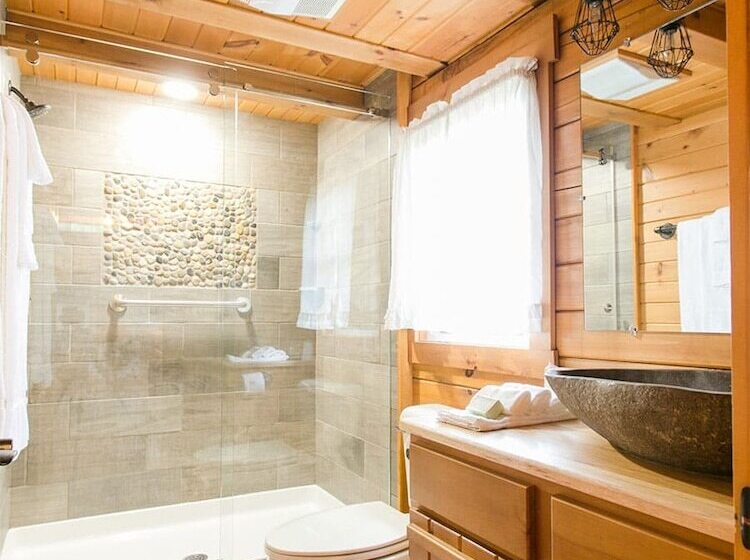 בית מלון כפרי Pine Cove Treehouses & Cabins