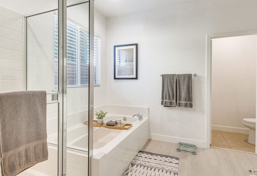 Indio Oasis W/ Heated Saltwater Pool + Hot Tub!