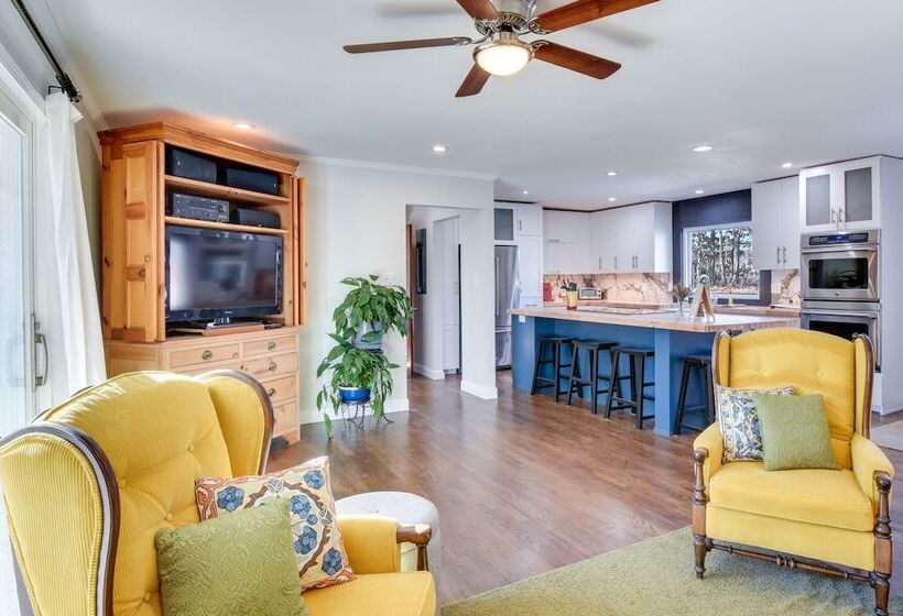 Lake Hartwell Retreat W/ Deck & Private Dock!