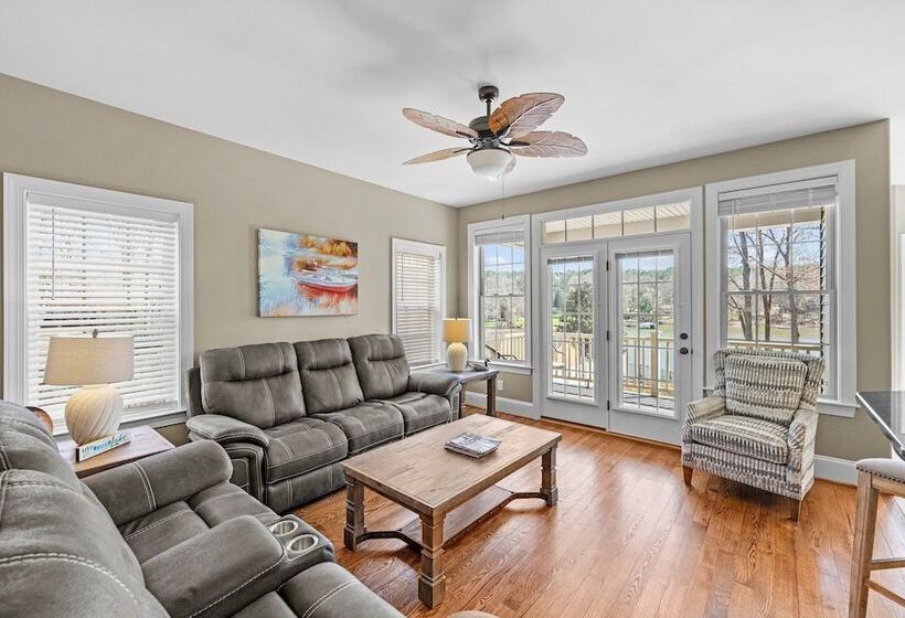 Lake Living By Avantstay Sleeps 22 + Dock, Pool