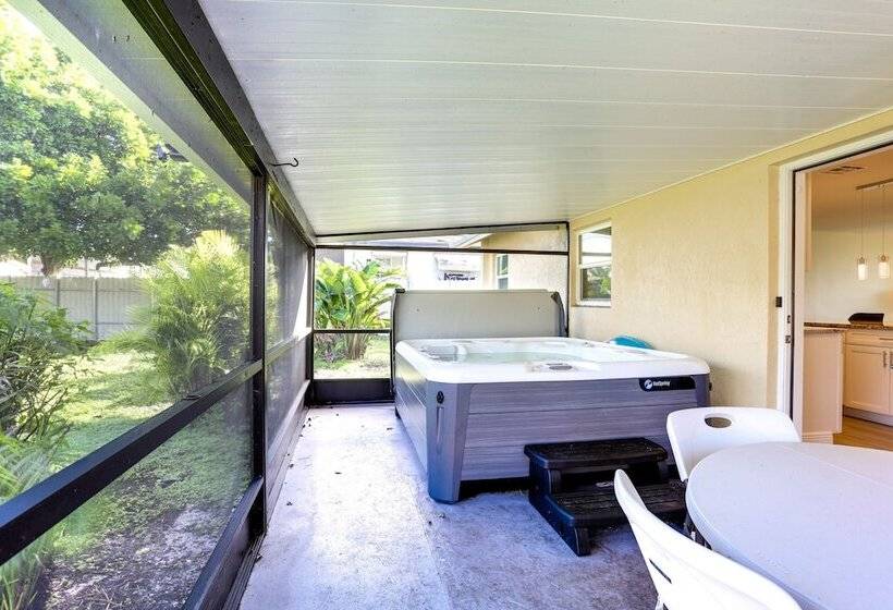 5 Mi To Beaches: Hot Tub Haven In Lake Worth